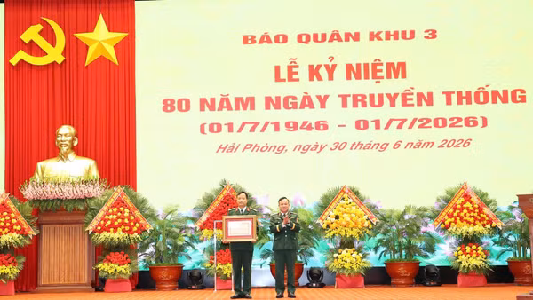 Thừa ủy quyền của Quân ủy Trung ương, Bộ Quốc phòng, Thiếu tướng Khúc Thành Dư, Ủy viên Thường vụ Đảng ủy, Phó Chính ủy Quân khu 3 đã trao bằng khen của Bộ Quốc phòng tặng Báo Quân khu 3.