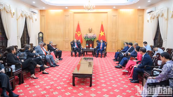 Đồng chí Đoàn Minh Huấn, Ủy viên Bộ Chính trị, Giám đốc Học viện Chính trị quốc gia Hồ Chí Minh tiếp Thượng Nghị sĩ Alberto Anaya Gutiérrez, Tổng Bí thư Đảng Lao động Mexico. (Ảnh: THẾ ĐẠI)