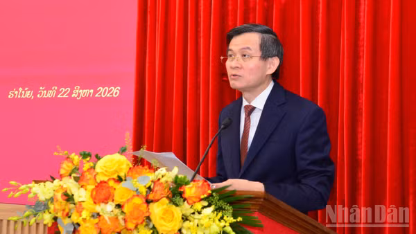 Đồng chí Đoàn Minh Huấn, Ủy viên Bộ Chính trị, Giám đốc Học viện Chính trị quốc gia Hồ Chí Minh phát biểu tại buổi tiếp. (Ảnh: PHẠM CƯỜNG)