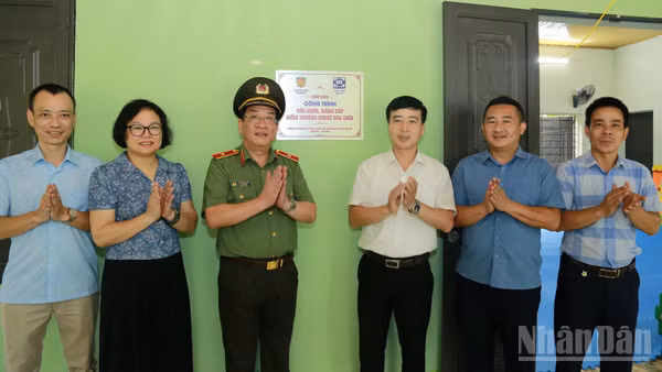 Thiếu tướng Đào Xuân Lân, Cục trưởng Cục Ngoại tuyến cùng đại diện đơn vị tài trợ và chính quyền địa phương dự lễ khánh thành, bàn giao công trình sửa chữa, nâng cấp điểm trường Giàng Dúa Chải. (Ảnh: MẠNH HƯNG)