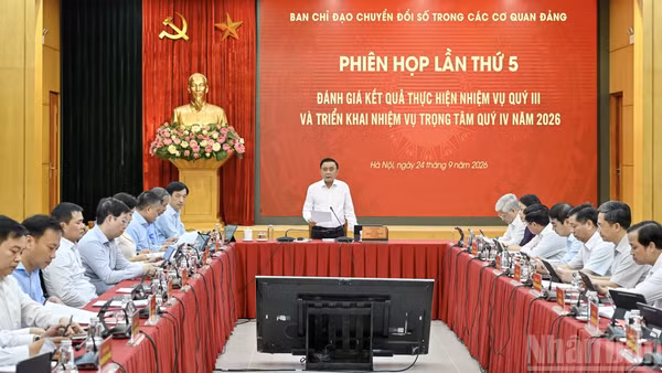 Đồng chí Trần Cẩm Tú, Ủy viên Bộ Chính trị, Thường trực Ban Bí thư phát biểu tại Phiên họp lần thứ 5 Ban Chỉ đạo Chuyển đổi số trong các cơ quan đảng. (Ảnh: THỦY NGUYÊN)
