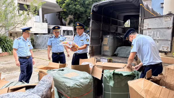 Lực lượng quản lý thị trường tỉnh Lạng Sơn kiểm tra hàng hóa vi phạm trên địa bàn. (Ảnh: LS)