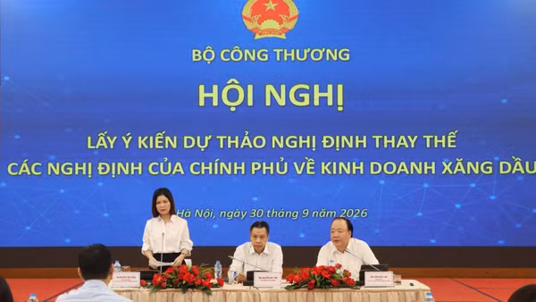 Tại Hội nghị lấy ý kiến rộng rãi dự thảo nghị định thay thế các Nghị định của Chính phủ về kinh doanh xăng dầu, nhiều ý kiến cho rằng, cần cắt giảm các tầng nấc trung gian, trao thêm quyền cho doanh nghiệp xăng dầu. (Ảnh: BẢO TRUNG)