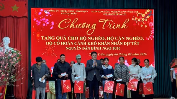 Lãnh đạo tỉnh Hưng Yên trao tặng quà Tết cho hộ nghèo, hộ cận nghèo, hộ có hoàn cảnh khó khăn ở xã Tống Trân tỉnh Hưng Yên.