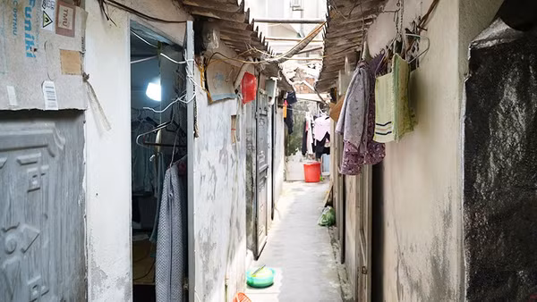 Khu xóm trọ dành cho bệnh nhân hiểm nghèo ở phố Lê Thanh Nghị (Hà Nội), với những phòng trọ chật chội, mái lợp fibro xi-măng luôn nóng hầm hập trong các tháng cao điểm mùa hè.