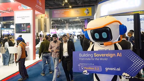 Đông đảo người dân tham gia trải nghiệm tại Hội nghị Thượng đỉnh Tác động của AI Ấn Độ. Ảnh | AFP