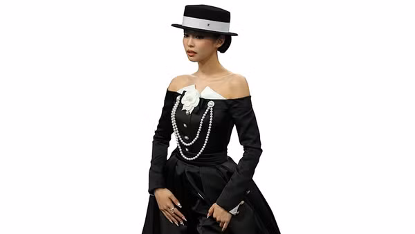 Jennie Kim thanh lịch trong thiết kế của Channel tại Met Gala 2025.