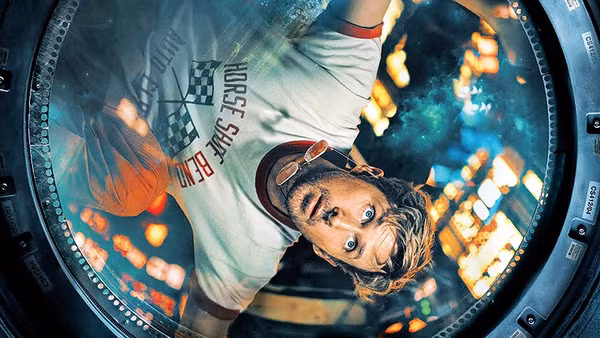 Diễn viên Ryan Gosling thủ vai Ryland Grace - một giáo viên khoa học được giao nhiệm vụ giải cứu thế giới khỏi nguy cơ diệt vong - Ảnh: IMDb