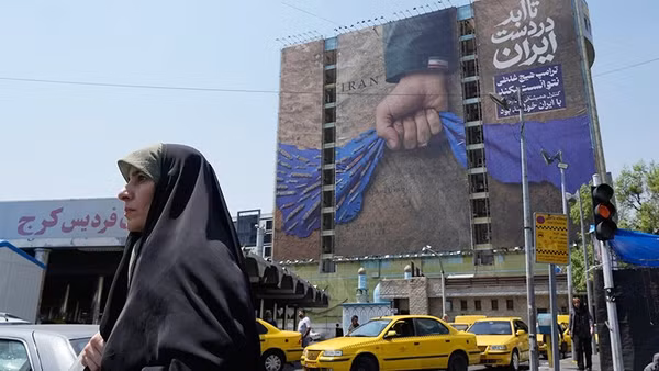 Một bảng quảng cáo thiết kế đồ họa về Eo biển Hormuz trên một tòa nhà ở Tehran (Iran) tháng 4. Ảnh | AP/Vahid Salemi