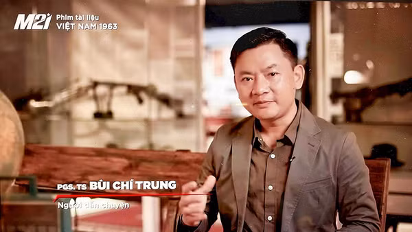 Đạo diễn Bùi Chí Trung trong vai trò người dẫn chuyện ở tác phẩm Việt Nam 1963 - Ai sẽ thắng ai?