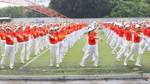 Hơn 2.000 hội viên người cao tuổi Hà Nội đồng diễn dân vũ với chủ đề “Chủ động sống khỏe - Rực rỡ tuổi hoàng kim”.