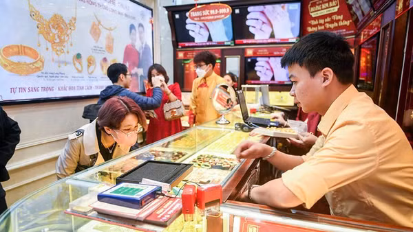 Nhiều người thường mua vàng để tích trữ.