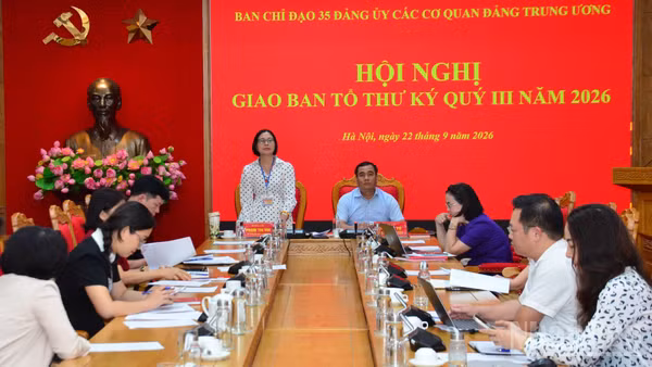 Đồng chí Phạm Thị Vui, Phó Trưởng Ban Tuyên giáo Đảng ủy các cơ quan Đảng Trung ương, thành viên Ban Chỉ đạo 35 Đảng ủy, Tổ trưởng Tổ Thư ký phát biểu tại hội nghị. (Ảnh: PHẠM CƯỜNG)