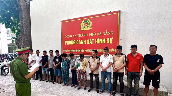 Các đối tượng trong đường dây cá độ bị công an thành phố Đà Nẵng triệu tập, làm việc và tạm giữ hình sự. (Nguồn: Bộ Công an)