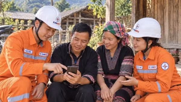 Cán bộ Công ty Điện lực Sơn La hướng dẫn khách hàng sử dụng ứng dụng EVN CSKH và tiếp cận các dịch vụ điện trực tuyến thuận tiện, an toàn. (Ảnh: EVNNPC cung cấp)