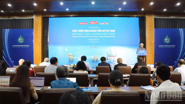 Toàn cảnh diễn đàn “Phát triển công nghiệp dầu khí Việt Nam: bảo đảm tăng trưởng bền vững”. (Ảnh: LÊ CHI)