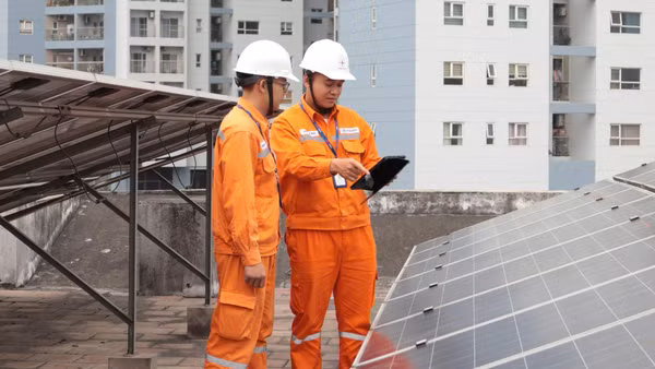 Những công trình sử dụng nhiều điện vào ban ngày sẽ có điều kiện thuận lợi để khai thác nguồn điện mặt trời ngay khi hệ thống phát điện. (Ảnh: EVNHANOI cung cấp)