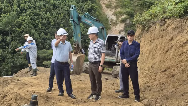 Giám đốc NPMB Nguyễn Khắc Nhân kiểm tra hiện trường thi công Dự án đường dây 220kV Than Uyên-Lào Cai. (Ảnh: PHƯƠNG LINH)