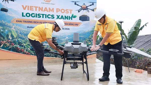 Nhân viên điều khiển UAV kiểm tra thiết bị để chuẩn bị vận hành. (Ảnh: Vietnam Post)