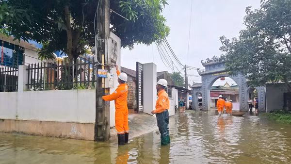 Kiểm tra hệ thống, phòng tránh các nguy cơ mất an toàn điện. (Ảnh: EVNHANOI)
