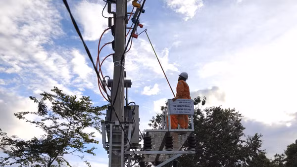 Nhân viên Điện lực Tủa Chùa thao tác đóng điện, đưa điện lưới quốc gia về bản trong chương trình “Bừng sáng Điện Biên” tại xã Tủa Chùa, tỉnh Điện Biên.