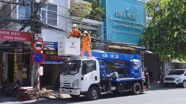 Tăng cường kiểm tra, rà soát và củng cố hệ thống điện trước mùa mưa bão. (Ảnh: LÊ CHI)