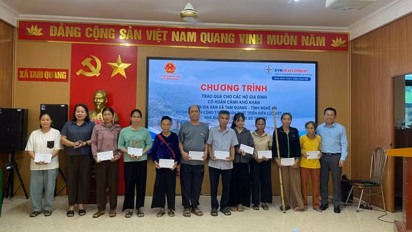Lãnh đạo Công ty cổ phần Phát triển Điện lực Việt Nam trao phần quà hỗ trợ cho các gia đình khó khăn. (Ảnh: HIẾU MINH)