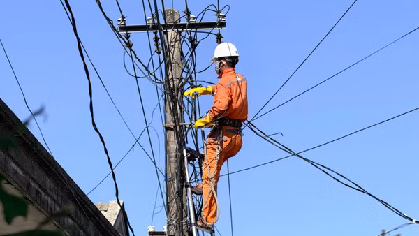Cán bộ Công ty điện lực Huế thực hiện rà soát, kiểm tra hệ thống điện. (Ảnh: LÊ CHI)