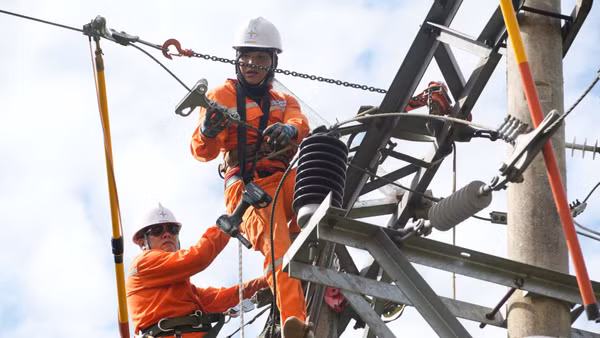 Công nhân EVVNPC kiểm tra hệ thống điện. (Ảnh: EVNNPC)