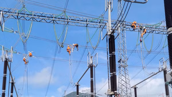 EVNNPT sửa chữa, bảo dưỡng thiết bị để bảo đảm vận hành an toàn, liên tục, ổn định dịp nghỉ lễ 2/9. (Ảnh: EVNNPT)