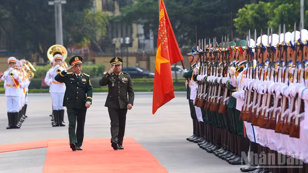 Đại tướng Phan Văn Giang, Ủy viên Bộ Chính trị, Phó Bí thư Quân ủy Trung ương, Phó Thủ tướng Chính phủ, Bộ trưởng Quốc phòng và Đại tướng Tea Seiha, Phó Thủ tướng, Bộ trưởng Quốc phòng Vương quốc Campuchia duyệt đội danh dự Quân đội nhân dân Việt Nam. (Ảnh: THẾ ĐẠI)