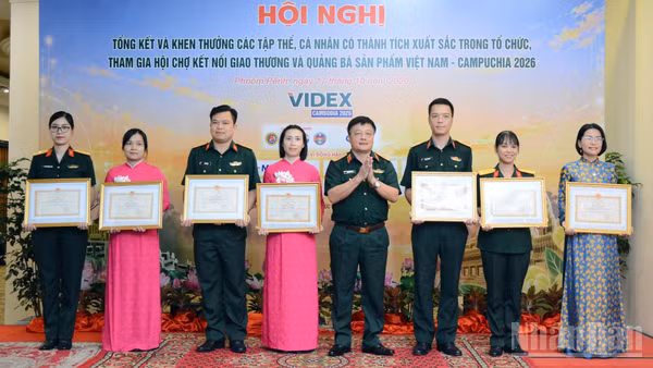 Trao bằng khen tặng các cá nhân có thành tích xuất sắc trong tổ chức và tham gia Hội chợ. (Ảnh: BỘ QUỐC PHÒNG)