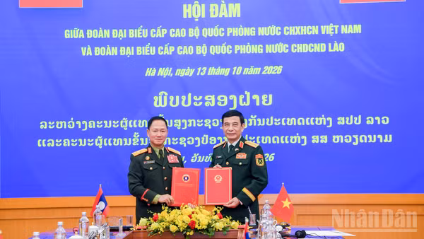 Đại tướng Phan Văn Giang và Đại tướng Khamliang Outhakaysone ký kế hoạch hợp tác quốc phòng Việt Nam-Lào năm 2027. (Ảnh: THẾ ĐẠI)