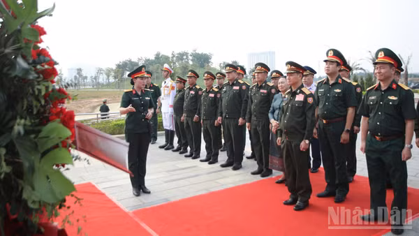 Đại tướng Khamliang Outhakaysone cùng đoàn dâng hoa và nghe giới thiệu về Cụm tượng Tình đoàn kết, hữu nghị Việt Nam-Lào. (Ảnh: THẾ ĐẠI)