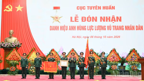Thừa ủy quyền của Chủ tịch nước, Đại tướng Nguyễn Trọng Nghĩa đã trao Danh hiệu Anh hùng tặng Cục Tuyên huấn Tổng cục Chính trị Quân đội nhân dân Việt Nam. (Ảnh THẾ ĐẠI)