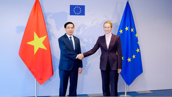 Đại tướng Phan Văn Giang, Ủy viên Bộ Chính trị, Phó Thủ tướng Chính phủ, Bộ trưởng Quốc phòng và Bà Kaja Kallas, Đại diện cấp cao về Chính sách đối ngoại và an ninh, Phó Chủ tịch Ủy ban Châu Âu. (Ảnh: BỘ QUỐC PHÒNG)