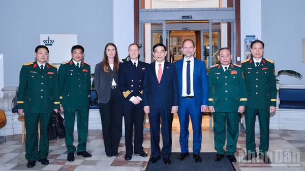 Đại tướng Phan Văn Giang, Ủy viên Bộ Chính trị, Phó Thủ tướng Chính phủ, Bộ trưởng Quốc phòng và Bộ trưởng Quốc phòng Đan Mạch Jeppe Bruus Christensen cùng các đại biểu tại hội kiến. (Ảnh: Bộ Quốc phòng)