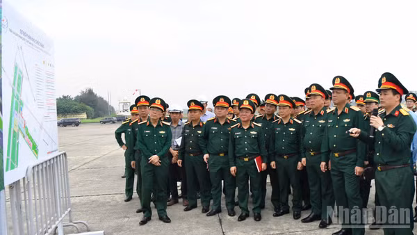 Thượng tướng Nguyễn Trường Thắng và đoàn kiểm tra công tác chuẩn bị triển lãm tại khu vực sân bay Gia Lâm. (Ảnh: QUANG PHONG)