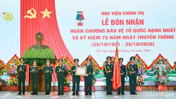 Thừa ủy quyền của Chủ tịch nước, Đại tướng Nguyễn Trọng Nghĩa trao Huân chương Bảo vệ Tổ quốc hạng Nhất tặng Học viện Chính trị. (Ảnh: THẾ ĐẠI)