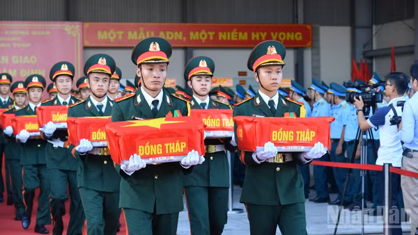 Đội nghi lễ thực hiện nhiệm vụ. (Ảnh: BỘ TƯ LỆNH QUÂN KHU 9)