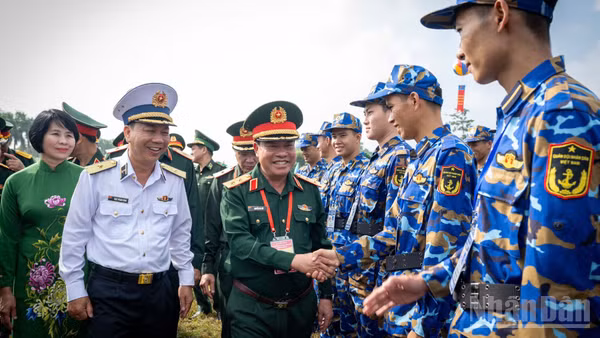Ban tổ chức hội thao động viên các đoàn tham dự. (Ảnh: THẾ ĐẠI)