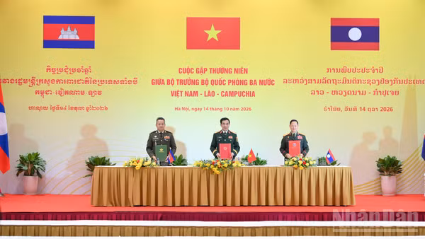 Ký Biên bản Cuộc gặp thường niên giữa Bộ trưởng Quốc phòng ba nước Việt Nam-Lào-Campuchia. (Ảnh: THẾ ĐẠI)