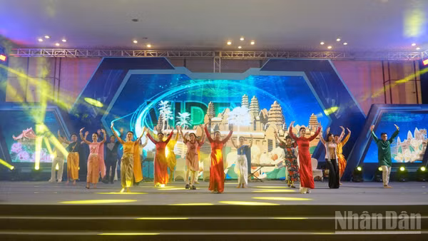 Đoàn văn công Quân khu 9 trình diễn tiết mục văn nghệ giao lưu các điệu múa truyền thống hai nước. (Ảnh: Bộ Quốc phòng)