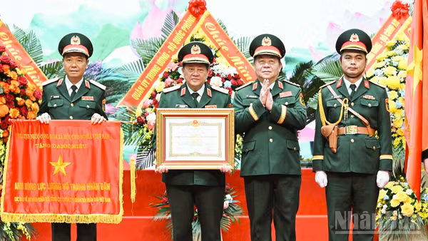 Đại tướng Nguyễn Trọng Nghĩa trao danh hiệu Anh hùng Lực lượng vũ trang nhân dân của Chủ tịch nước tặng Cục Bảo vệ an ninh Quân đội. (Ảnh: THẾ ĐẠI)