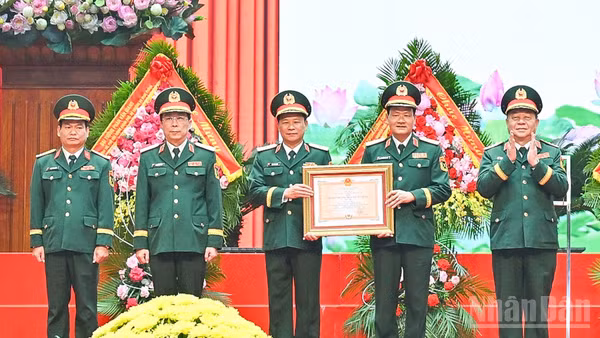Thừa ủy quyền của Chủ tịch nước, Đại tướng Nguyễn Trọng Nghĩa trao Huân chương Bảo vệ Tổ quốc hạng Nhất tặng Cục Tuyên huấn vào ngày 11/5/2026. (Ảnh: THẾ ĐẠI)