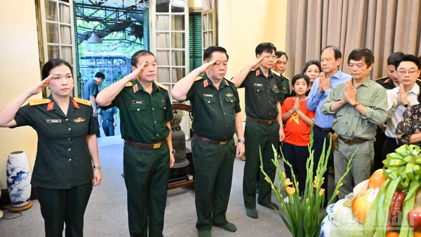 Đại tướng Nguyễn Trọng Nghĩa và các đại biểu dành phút mặc niệm tưởng nhớ Đại tướng Võ Nguyên Giáp. (Ảnh: THẾ ĐẠI)