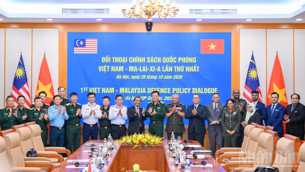 Thượng tướng Nguyễn Trường Thắng và Tổng Thư ký Bộ Quốc phòng Malaysia Datuk Lokman Hakim Ali cùng các đại biểu tại đối thoại. (Ảnh: THẾ ĐẠI)