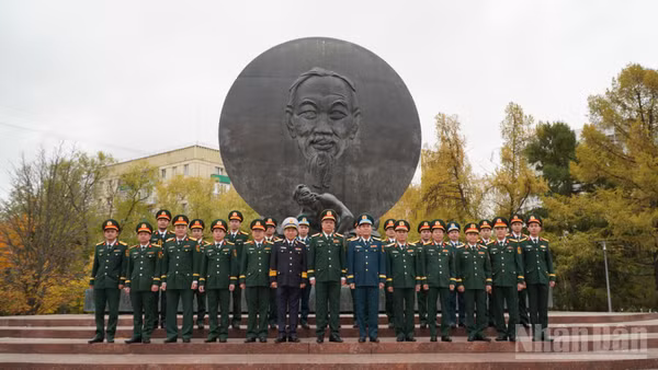 Thượng tướng Nguyễn Trường Thắng tại Tượng đài Chủ tịch Hồ Chí Minh tại Moskva. (Ảnh: KIỀU TRINH)