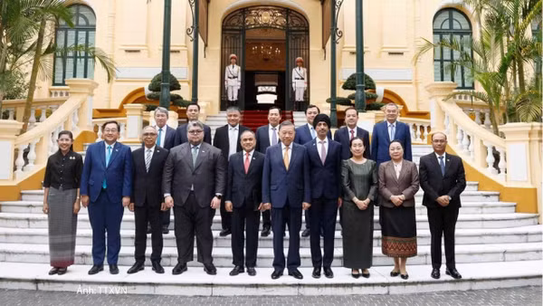 Tổng Bí thư, Chủ tịch nước Tô Lâm và Đại sứ, Đại biện các nước ASEAN tại Hà Nội. (Ảnh: TTXVN)