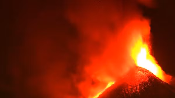 Núi lửa Etna phun trào. (Ảnh: Tân Hoa xã).